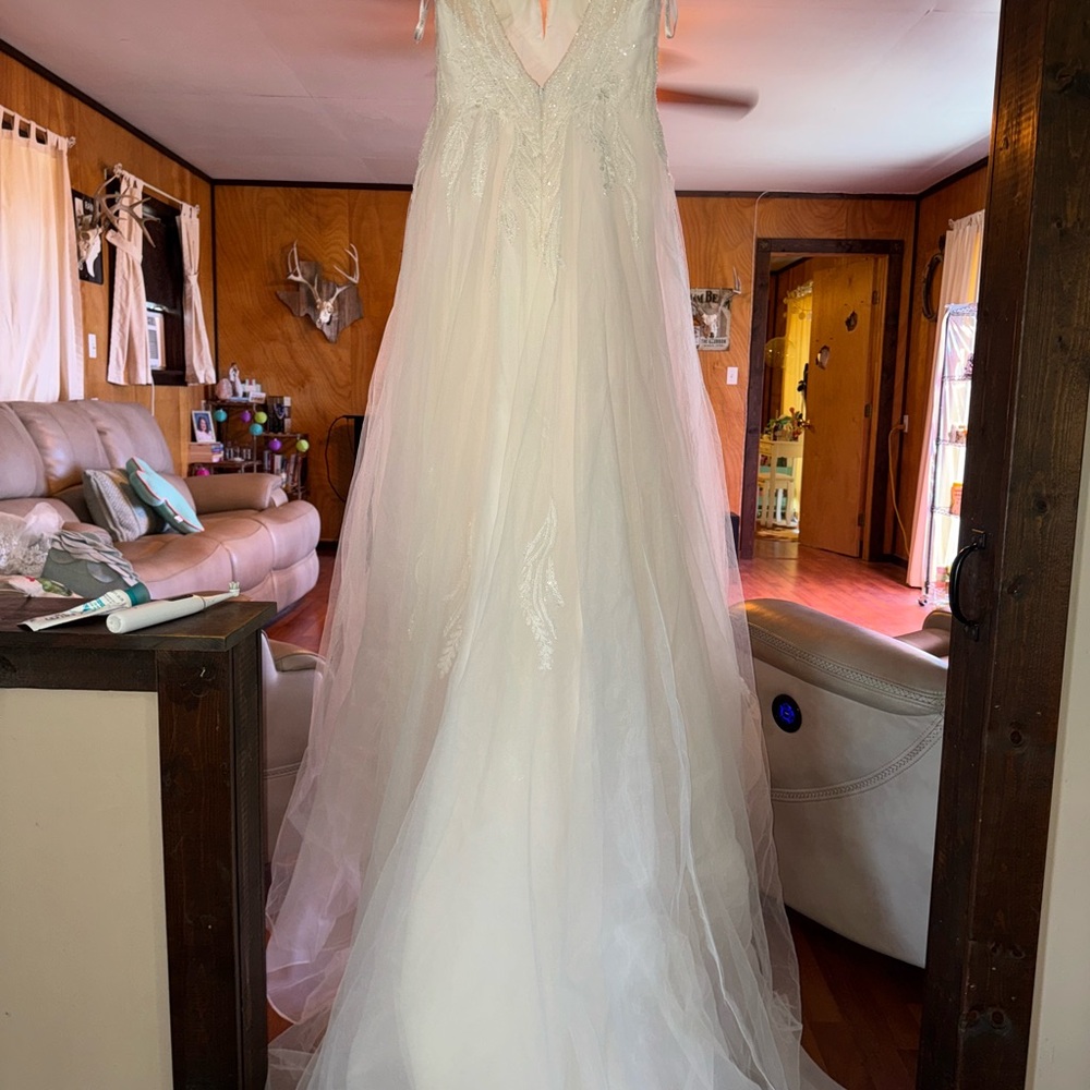 Elegant White Wedding Dress - Picture 9 of 13
